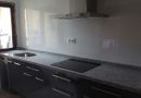 cocina en color gris oscuro en formica alto brillo