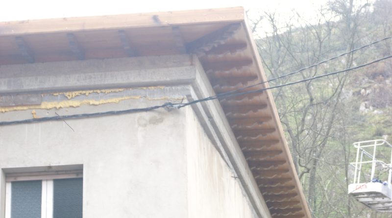 fabricación y colocación de tejado con alero recto en castaño