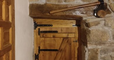 fabricación y colocación de ventanas y puerta en cabaña de piedra